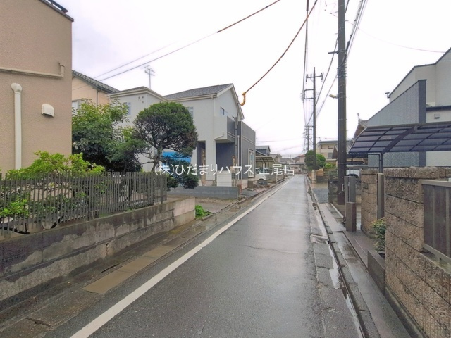 第1鴻巣市富士見町　新築戸建　ハートフルAの前面道路含む現地写真