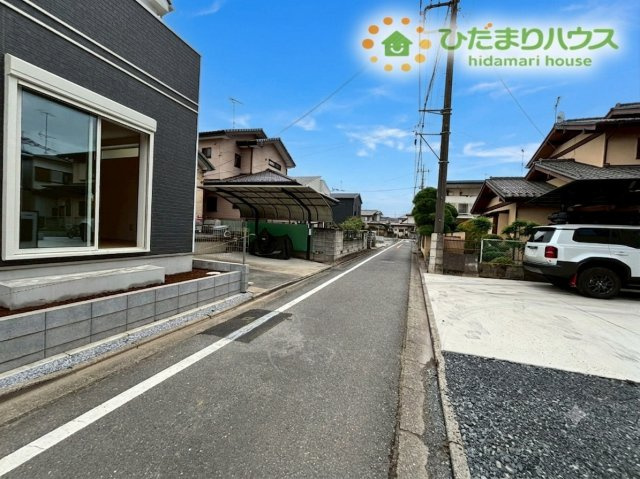 第1鴻巣市富士見町　新築戸建　ハートフルAの前面道路含む現地写真