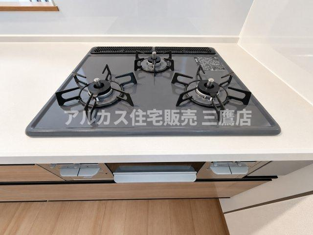 西武新宿線 花小金井駅 15分 新築戸建 小平市鈴木町1丁目のキッチン|お手入れが簡単な3口ガスコンロ。同時に複数の調理が進められ、手際の良いお料理を可能にします。