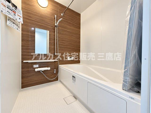 西武新宿線 花小金井駅 15分 新築戸建 小平市鈴木町1丁目の浴室|木目調パネルが落ち着いた雰囲気を演出する1坪タイプの浴室。ゆったりとした浴槽で、日々の疲れを心地よく癒せます。