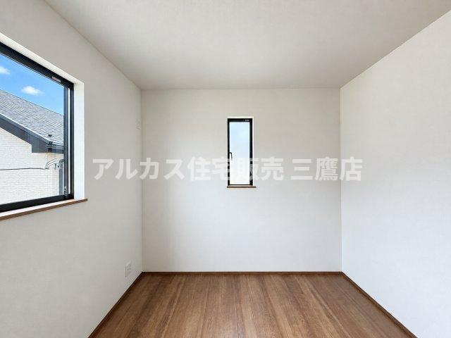 西武新宿線 花小金井駅 15分 新築戸建 小平市鈴木町1丁目の洋室|ナチュラルな木目のフローリングが心地よい洋室。子供部屋や書斎、趣味のお部屋など多用途に使えます。