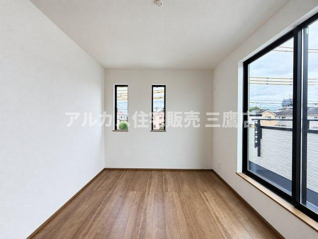 西武新宿線 花小金井駅 15分 新築戸建 小平市鈴木町1丁目の洋室|バルコニーへ出られる大きな窓を備えた明るい洋室。通風・採光に優れ、爽やかな朝を迎えられます。