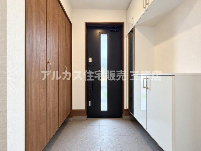 西武新宿線 花小金井駅 15分 新築戸建 小平市鈴木町1丁目の玄関|大容量のシューズボックスと収納を備えた機能的な玄関スペース。家族全員の靴や日用品をすっきりと整理できます。 