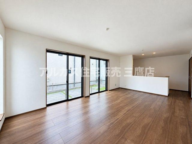 西武新宿線 花小金井駅 15分 新築戸建 小平市鈴木町1丁目の居間・リビング|キッチンまで見渡せる開放的なリビングダイニングスペース。お部屋全体に光が行き届き、快適に過ごせます。