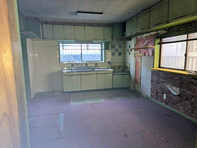 神戸市垂水区潮見が丘１丁目 2棟まとめ売りのキッチン|A宅 壁付けタイプのキッチン。上下に収納スペースがあります。