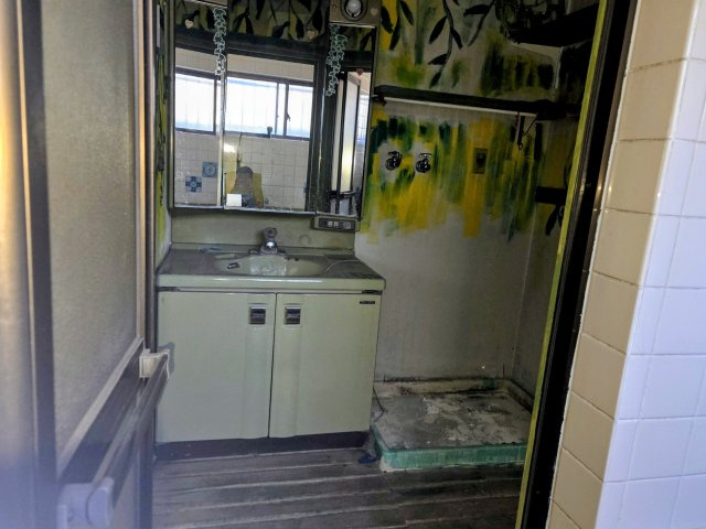 神戸市垂水区潮見が丘１丁目 2棟まとめ売りの脱衣所|A宅　独立洗面台付き。洗濯機置き場も室内に確保されています。