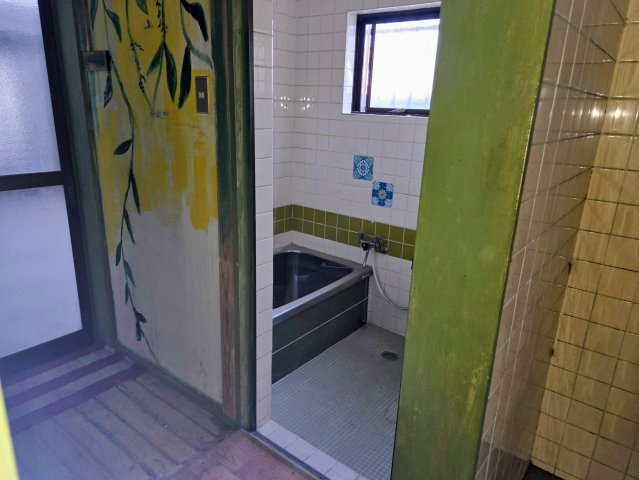 神戸市垂水区潮見が丘１丁目 2棟まとめ売りの浴室|A宅　窓のあるバスルーム。タイル壁がアクセントになっています。