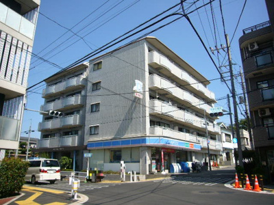 【外観】 | パークフロントナリタ | 建物外観写真。１階はローソンなので何かと便利ですよ！