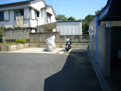 【その他】 | パークフロントナリタ | ゴミ置き場の横にバイク置場を増設しました！屋根はありませんが無料で利用できます！