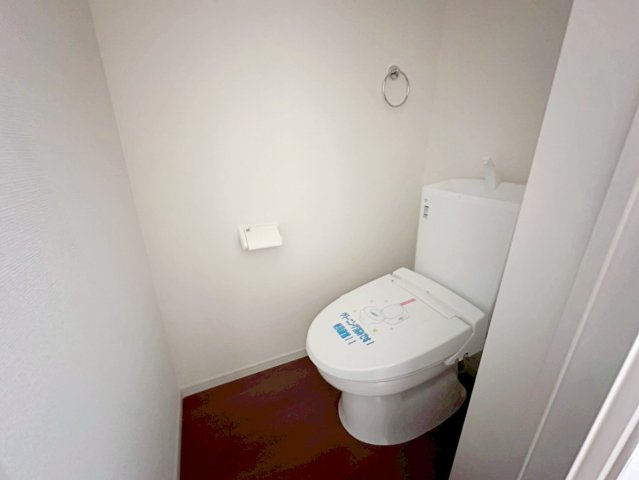 桂池尻町　Ⅱ期2号地のトイレ|【２号地：トイレ】
1階と2階の2ヶ所に配置しており、来客時や朝の身支度時にも同時に使えて嬉しい♪（R8.4撮影）
