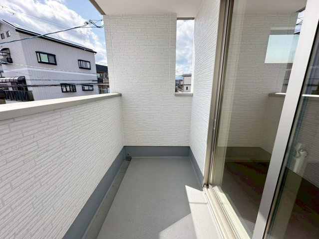 桂池尻町　Ⅱ期2号地のバルコニー|【２号地：バルコニー】
ゆったりとしたバルコニーはお洋服などのお洗濯と同時にお布団なども干せますね！（R8.4撮影）