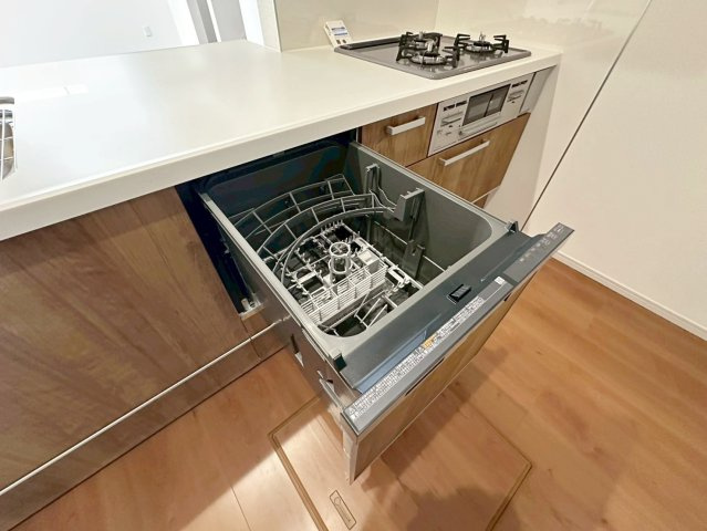 桂池尻町　Ⅱ期2号地のキッチン|【２号地：食器洗浄乾燥機】
家族分の食器もまとめて洗ってくれる食器洗い乾燥機！食後の団らん時間もご家族と一緒に楽しむことができます！手肌にも優しくママも嬉しい！（R8.4撮影）