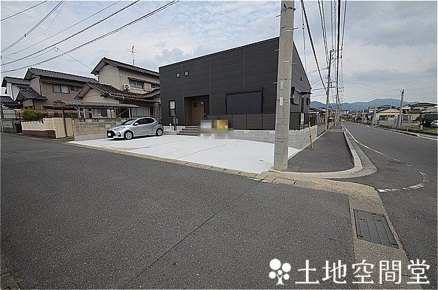 ルートホーム土手の内の駐車場|前面道路●北西6.2ｍ　●南西7.7ｍ