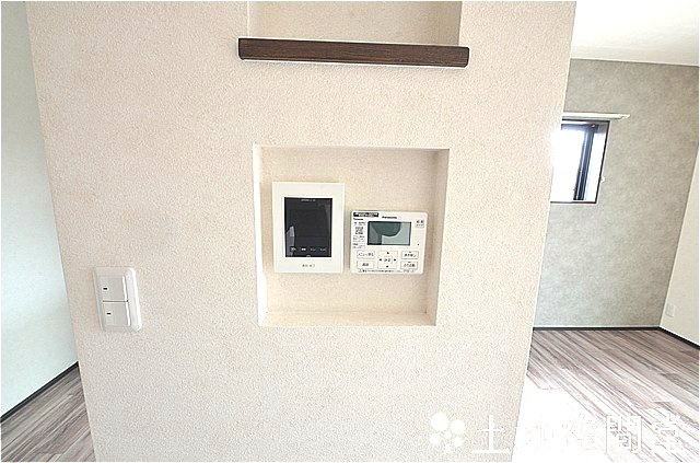 ルートホーム土手の内の設備|TVモニターホン・給湯はニッチの中にまとまっています。