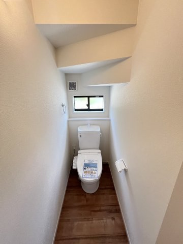 【内装】 | 福岡市南区老司1丁目8期　2号棟（全3棟）【仲介手数料無料・0円】 | 施工例。1階のトイレです。施工例は完成時と異なる場合があります。