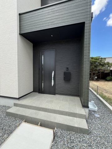 【玄関】 | 福岡市南区老司1丁目8期　2号棟（全3棟）【仲介手数料無料・0円】 | 施工例。施工例は完成時と異なる場合があります。