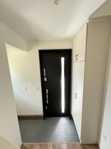 【玄関】 | 福岡市南区老司1丁目8期　2号棟（全3棟）【仲介手数料無料・0円】 | 施工例。施工例は完成時と異なる場合があります。