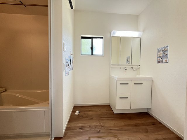 【洗面所】 | 福岡市南区老司1丁目8期　2号棟（全3棟）【仲介手数料無料・0円】 | 施工例。施工例は完成時と異なる場合があります。