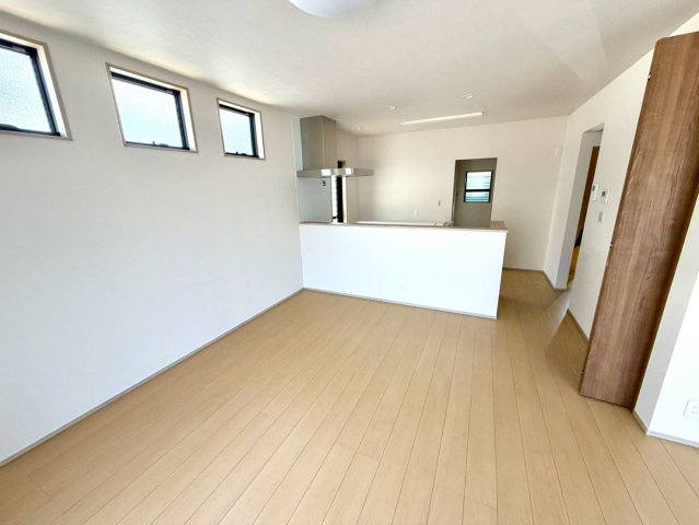 丸亀市中府町３丁目　新築オール電化住宅の居間・リビング