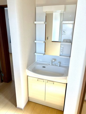 丸亀市中府町３丁目　新築オール電化住宅の独立洗面台