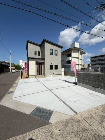 丸亀市中府町３丁目　新築オール電化住宅の駐車場|駐車スペース３台以上可能です
