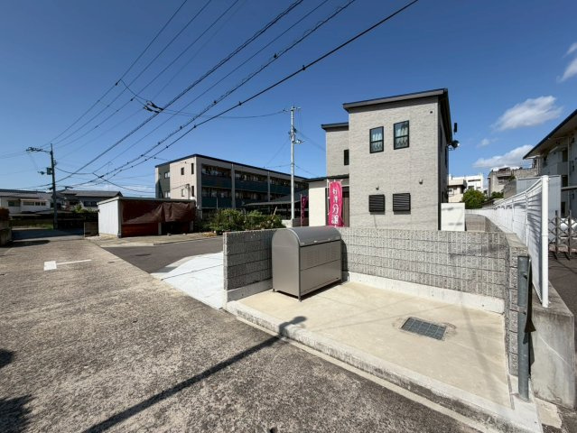 丸亀市中府町３丁目　新築オール電化住宅の前面道路含む現地写真