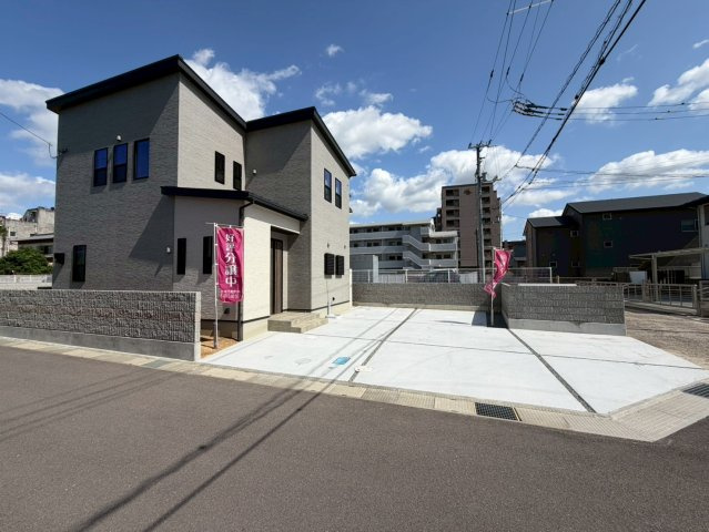 丸亀市中府町３丁目　新築オール電化住宅の前面道路含む現地写真
