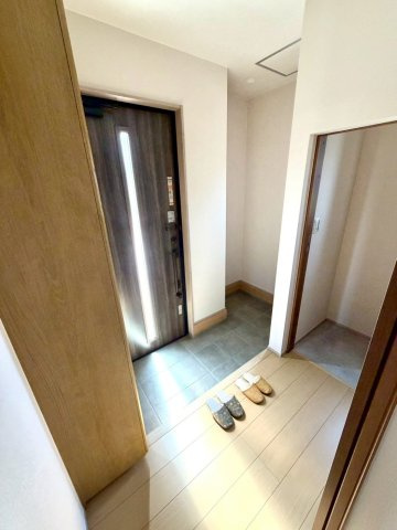 丸亀市中府町３丁目　新築オール電化住宅の玄関
