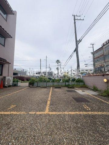 パラドール北加賀屋の駐車場