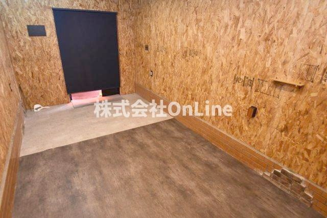 八尾市上之島町北１丁目のテラスの玄関