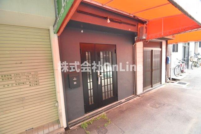 八尾市上之島町北１丁目のテラスのエントランス