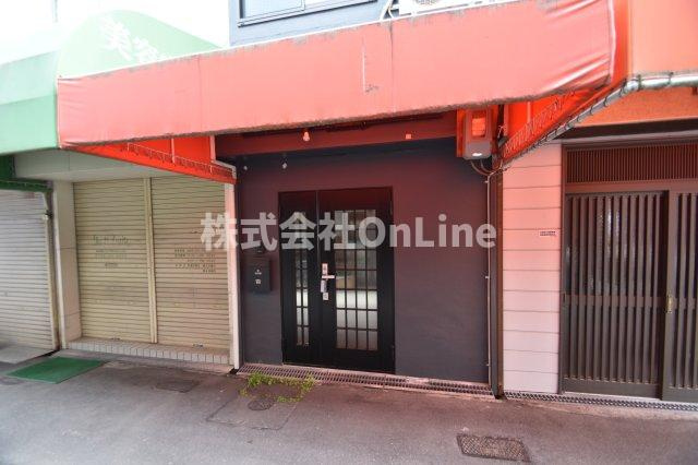 八尾市上之島町北１丁目のテラスのエントランス