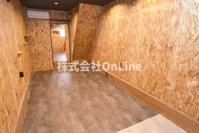 八尾市上之島町北１丁目のテラスの居間・リビング