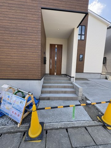 【玄関】 | 福岡市南区老司1丁目8期　3号棟（全3棟）【仲介手数料無料・0円】 | 施工例。施工例は完成時と異なる場合があります。