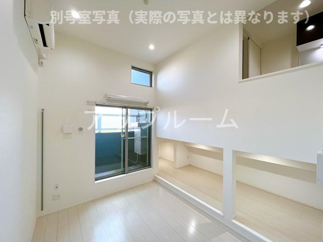 春日井市小木田町のアパートの居間・リビング