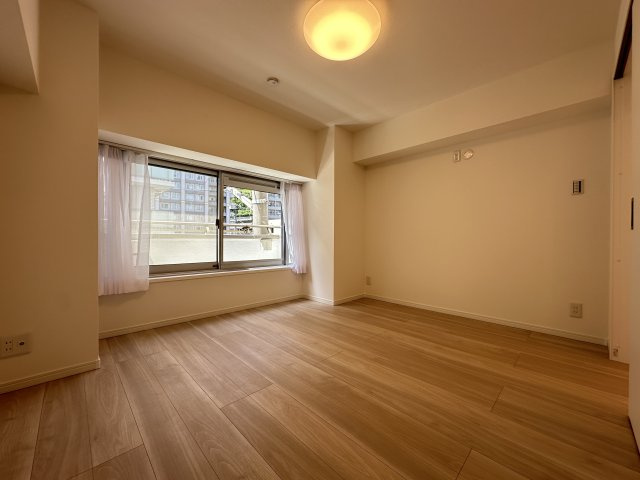 磯子センターハイツの洋室|大きな窓のあるお部屋に、フローリングの自然な風合いがよい洋室となっています。