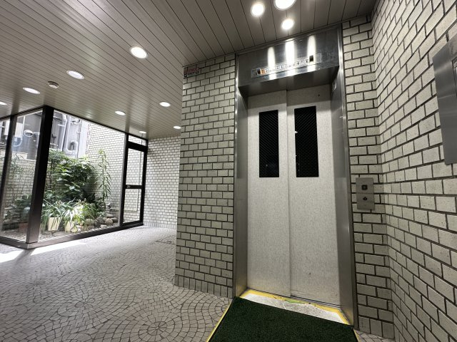 磯子センターハイツのその他共用部分|中庭にほっこりとさせられる、エレベータホールになります。