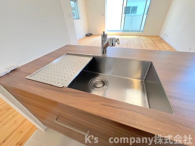 茅ヶ崎市松が丘2丁目　中古戸建のキッチン|耐久性に優れたステンレス素材のシンク◇