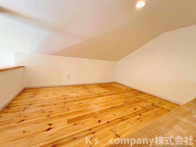 茅ヶ崎市松が丘2丁目　中古戸建のその他|リビングの上部にあるロフトは固定階段で上がることができますので、重い荷物を運び入れることができます◇