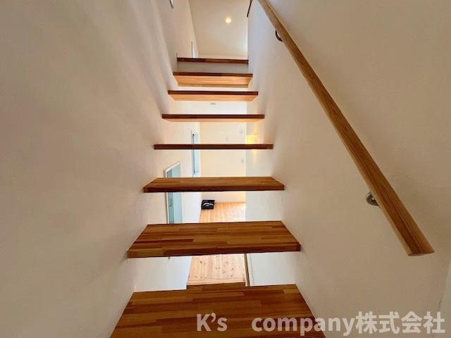 茅ヶ崎市松が丘2丁目　中古戸建の内装|スケルトン階段を上がると広々としたロフトへとつながります◇