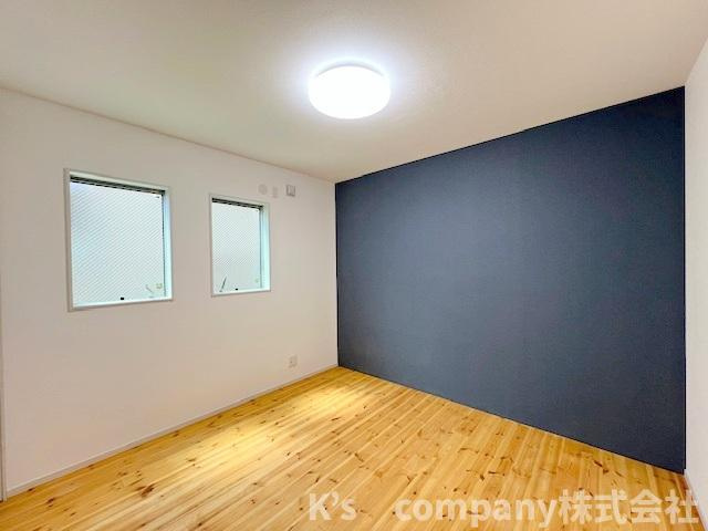 茅ヶ崎市松が丘2丁目　中古戸建の洋室|洋室5.5帖◇アクセントクロスが奥行きを感じさせゆったりとした空間に♪