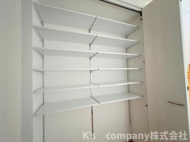茅ヶ崎市松が丘2丁目　中古戸建の収納|玄関横にある収納力のあるシューズインクローゼット☆