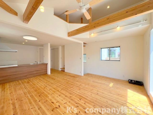 茅ヶ崎市松が丘2丁目　中古戸建の居間・リビング|リビングは2階の南向きで、上部が勾配天井になっていて開放感のある空間になっています◇