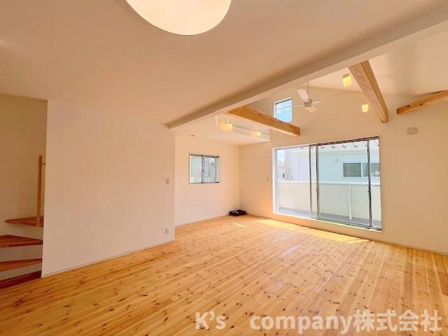 茅ヶ崎市松が丘2丁目　中古戸建の居間・リビング|リビングの正面にはバルコニーがあります◇