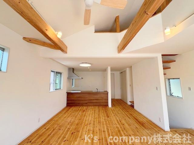 茅ヶ崎市松が丘2丁目　中古戸建の居間・リビング|リビングの上部には固定階段で上がれるロフトがあります◇