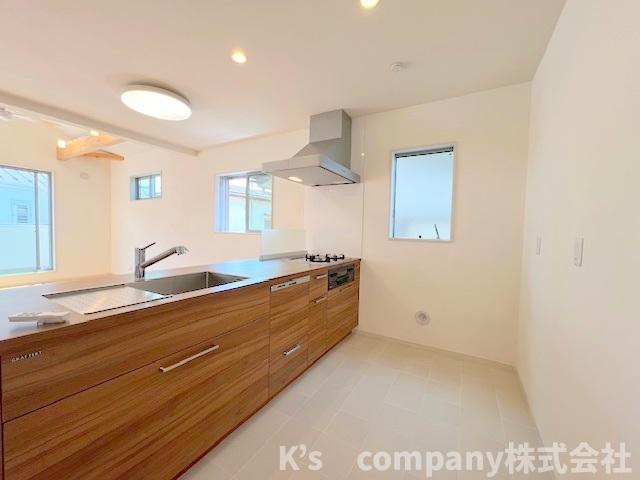 茅ヶ崎市松が丘2丁目　中古戸建のキッチン|濃い色調の木目調のシステムキッチン☆