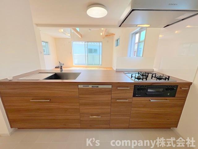茅ヶ崎市松が丘2丁目　中古戸建のキッチン|リビングにいるご家族を感じながらお料理ができるカウンターキッチン☆