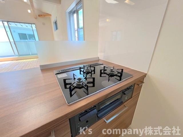 茅ヶ崎市松が丘2丁目　中古戸建のキッチン|三口ガスコンロでお料理の幅が広がります◇