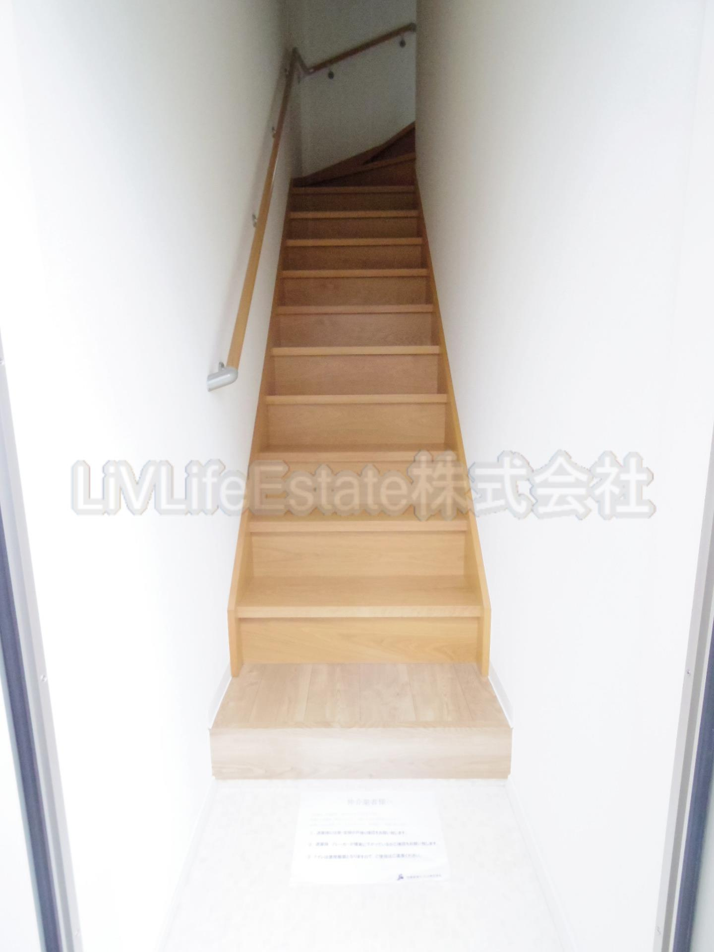 小平市学園東町のアパートの玄関