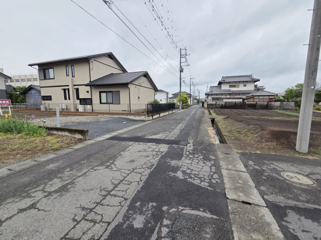 売地　佐波郡玉村町大字与六分　1区画の前面道路含む現地写真